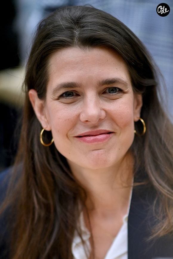 Charlotte Casiraghi signe des dédicaces au Salon du livre de Paris, au Grand Palais, le 17 avril 2026. Le salon, qui se tient jusqu'au 19 avril, met la bande dessinée à l'honneur. Photo de Franck Castel/ABACAPRESS.COM