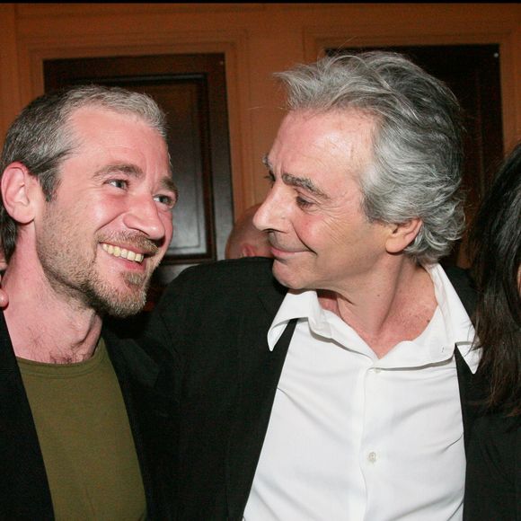 "Nous avons des points en commun, c’est sûr. Dans ma relation avec mon vrai fils, Frédéric, par exemple. On l’adore, sa mère et moi, mais nous étions deux très jeunes comédiens..."

Exclusif - Pierre Arditi, son fils Frédéric et Evelyne Bouix - Retransmission en direct de la pièce de théâtre de Georges Feydeau "Tailleur pour dames" depuis le théâtre Edouard VII sur France 2 le 03/05/2008 © BERTRAND RINDOFF PETROFF / BESTIMAGE