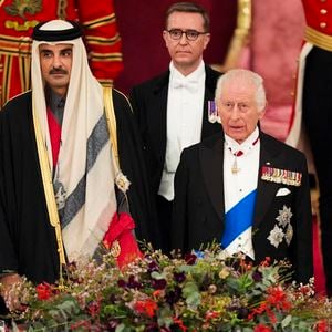 Le roi Charles III d'Angleterre et Camilla Parker Bowles, reine consort d'Angleterre, la princesse Anne - L'émir du Qatar Tamim ben Hamad Al-Thani et sa femme Jawaher bint Hamad bin Suhaim Al-Thani au dîner d'Etat au palais de Buckingham lors de sa visite d'Etat au Royaume-Uni, le 3 décembre 2024.