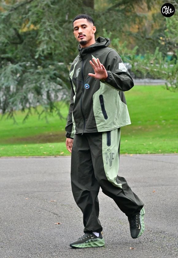 William Saliba - Arrivée des joueurs de l’Equipe de France au centre d'entraînement de Clairefontaine, le 10 novembre 2025. Ils s'apprêtent à disputer deux matchs décisifs contre l'Ukraine le 13 novembre 2025 puis l'Azerbaïdjan, le 16 novembre 2025, dans le cadre de la campagne de qualification pour le Mondial 2026. 
© Christian Liewig / Bestimage