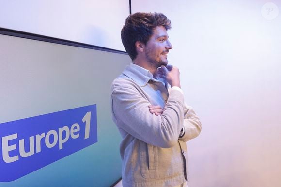 Exclusif - Eliot Deval sur le plateau de l'émission "On marche sur la tête", diffusée en direct sur Europe 1. Le 26 août 2024
© Jack Tribeca / Bestimage