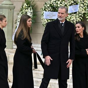 La cérémonie se tient en la cathédrale métropolitaine de l’Annonciation, en présence de nombreuses familles royales européennes. 

Athènes, GRÈCE La famille royale espagnole arrive à l'église métropolitaine d'Athènes pour les funérailles des Princes Irène de Grèce et du Danemark.



Sur la photo : Le roi Felipe VI d'Espagne, la reine Letizia d'Espagne, Leonor, princesse des Asturies, l'infante Sofia d'Espagne