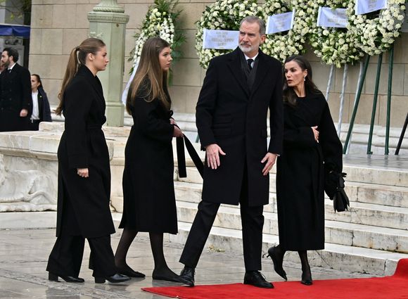 La cérémonie se tient en la cathédrale métropolitaine de l’Annonciation, en présence de nombreuses familles royales européennes. 

Athènes, GRÈCE La famille royale espagnole arrive à l'église métropolitaine d'Athènes pour les funérailles des Princes Irène de Grèce et du Danemark.



Sur la photo : Le roi Felipe VI d'Espagne, la reine Letizia d'Espagne, Leonor, princesse des Asturies, l'infante Sofia d'Espagne