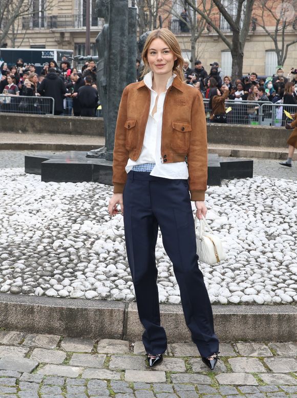 Camille Rowe aux arrivées au défilé Miu Miu Mode Féminine Prêt-À-Porter Automne/Hiver 2025-2026 lors de la Fashion Week de Paris (PFW) au Conseil économique et social Palais de Iéna, à Paris, France, le 11 mars 2025. © Denis Guignebourg/Bestimage