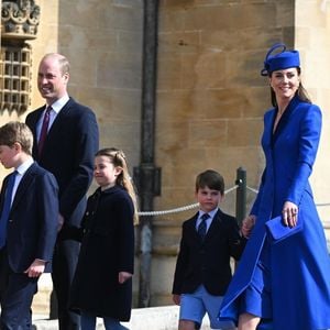 Le prince William, prince de Galles, Le prince George de Galles, La princesse Charlotte de Galles, Le prince Louis de Galles, Catherine (Kate) Middleton, princesse de Galles  - La famille royale du Royaume Uni arrive à la chapelle Saint George pour la messe de Pâques au château de Windsor le 9 avril 2023. Backgrid UK/ Bestimage