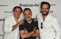 Frédéric Lopez remercie son successeur Raphaël de Casabianca dans le numéro anniversaire de "Rendez-vous en terre inconnue" pour les 20 ans de l'émission sur France 2.