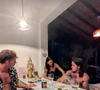 Dans sa story Instagram, elle a d'ailleurs offert un aperçu de chez elle : un grand bar donnant sur une terrasse protégée par un toit en paille 
Soirée entre amis chez Nubia, fille aînée de Lio