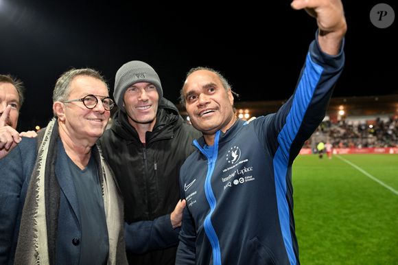 Alain Pedretti, l'ancien président de l'A.S. Cannes, Zinedine Zidane et Christian Karembeu durant la première édition du « match des légendes » opposant l'équipe des Légendes, les anciens de Cannes, à l'équipe des Etoiles avec pour capitaine Didier Deschamps, au stade Pierre de Coubertin à Cannes, le 30 octobre 2025. Les Légendes cannoises, coachées par Luis Fernandez et supportées par Zinedine Zidane qui portait les couleurs cannoises, mais qui n'a pas joué, ont remporté le match 3 à 2. Tous les bénéfices de la soirée seront reversés aux associations les Etoiles de l'Espoir, à l'association Adrien et à l'association Clin d'Oeil, qui oeuvrent pour les plus démunis et la jeunesse. © Bruno Bebert / Dominique Jacovides / Bestimage