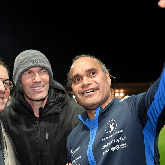 Alain Pedretti, l'ancien président de l'A.S. Cannes, Zinedine Zidane et Christian Karembeu durant la première édition du « match des légendes » opposant l'équipe des Légendes, les anciens de Cannes, à l'équipe des Etoiles avec pour capitaine Didier Deschamps, au stade Pierre de Coubertin à Cannes, le 30 octobre 2025. Les Légendes cannoises, coachées par Luis Fernandez et supportées par Zinedine Zidane qui portait les couleurs cannoises, mais qui n'a pas joué, ont remporté le match 3 à 2. Tous les bénéfices de la soirée seront reversés aux associations les Etoiles de l'Espoir, à l'association Adrien et à l'association Clin d'Oeil, qui oeuvrent pour les plus démunis et la jeunesse. © Bruno Bebert / Dominique Jacovides / Bestimage