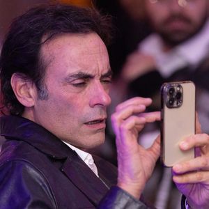 Puis il a mis en ligne une photo du même spectacle, mais avec la statue de la Liberté en premier plan pour un cliché encore plus symbolique.

Anthony Delon au dîner de gala caritatif de l'ONG Elisecare dédié aux enfants de la guerre au Pavillon Ledoyen à Paris le 24 Novembre 2025. © Julien Sarkissian / Bestimage