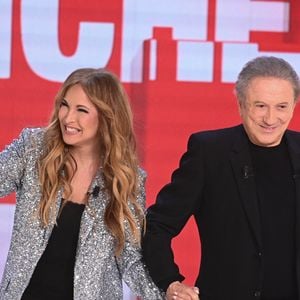 Hélène Ségara et Michel Drucker lors de l'enregistrement de l'émission "Vivement dimanche" au studio Rive gauche présentée par Michel Drucker le 12 novembre 2025 pour une diffusion sur France 3 le 21 décembre.

© Guillaume Gaffiot/Bestimage