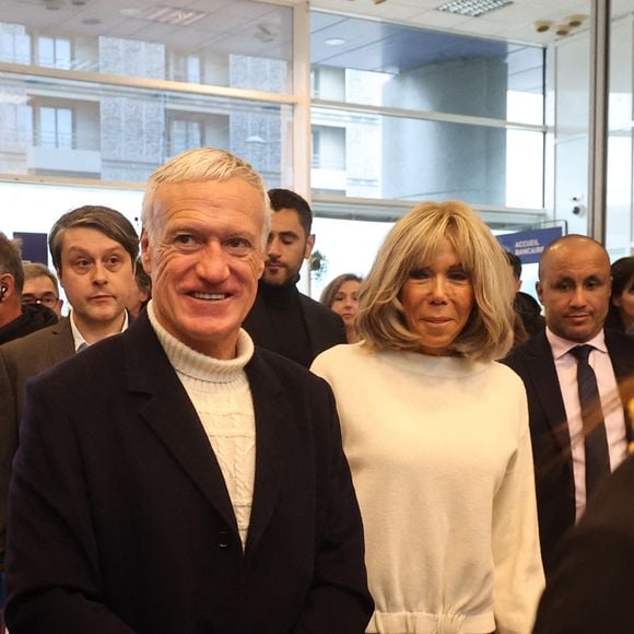 Le sélectionneur de l'équipe de France de football Didier Deschamps et Brigitte Macron se tiennent devant le bureau de poste principal de Bordeaux, dans le sud-ouest de la France, le 8 janvier 2025, alors qu'ils lancent l'édition 2025 du fonds de charité appelé "Opérations pièces jaunes", dont la fondation vise à améliorer les conditions des enfants hospitalisés. Le sélectionneur de l'équipe de France, vainqueur de la Coupe du monde 2018, Didier Deschamps, a annoncé le 8 janvier 2025 qu'il quitterait son poste après la phase finale de 2026. © Fabien Cottereau - Patrick Bernard/Bestimage