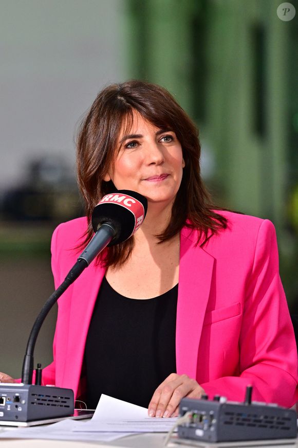 L’ancien rugbyman semble décontenancé et ne sait pas trop quoi répondre

Estelle Denis présente son émission "Estelle Midi" (RMC) depuis le sommet pour l'action sur l'IA au Grand Palais à Paris le 10 février 2025.

© Christian Liewig / Bestimage
