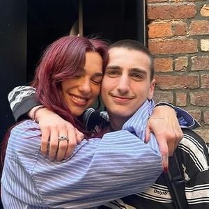 Née à Londres de parents kosovars, Dua Lipa reste profondément attachée au pays de ses origines.
Dua Lipa et son frère, Gjin Lipa. Instagram