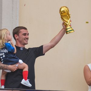 Le footballeur français Antoine Griezmann, accompagné de sa femme Erika et de sa fille Mia, salue les fans dans sa ville natale de Macon, dans l'est de la France, le 20 juillet 2018, après la victoire de la France lors de la finale de la Coupe du monde de football Russie 2018.  Photo Julien Reynaud/APS-Medias/ABACAPRESS.COM