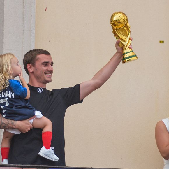 Le footballeur français Antoine Griezmann, accompagné de sa femme Erika et de sa fille Mia, salue les fans dans sa ville natale de Macon, dans l'est de la France, le 20 juillet 2018, après la victoire de la France lors de la finale de la Coupe du monde de football Russie 2018.  Photo Julien Reynaud/APS-Medias/ABACAPRESS.COM