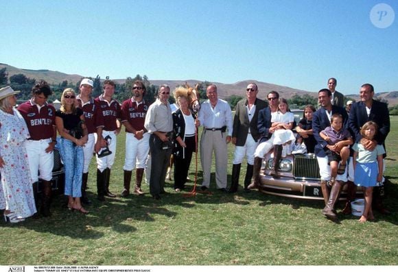 Tommy Lee Jones et sa fille Victoria, avec l’équipe du Christopher Reeve Polo Classic, à San Juan Capistrano, en Californie — plan large.

ALPHA AGENCY / BESTIMAGE