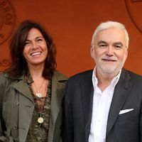 Pascal Praud et sa compagne Catherine bronzés et assortis, le duo rayonne “avant le grand jour”