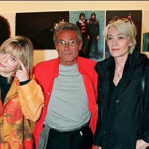 France Gall, Jean-Marie Périer et Françoise Hardy, lors d'une exposition de photographies à l'hôtel de ville de Paris, le 19 novembre 2002. OLIVIER BORDE / BESTIMAGE