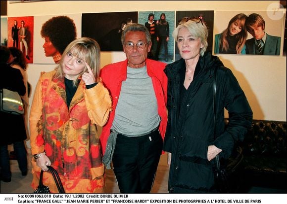 France Gall, Jean-Marie Périer et Françoise Hardy, lors d'une exposition de photographies à l'hôtel de ville de Paris, le 19 novembre 2002. OLIVIER BORDE / BESTIMAGE