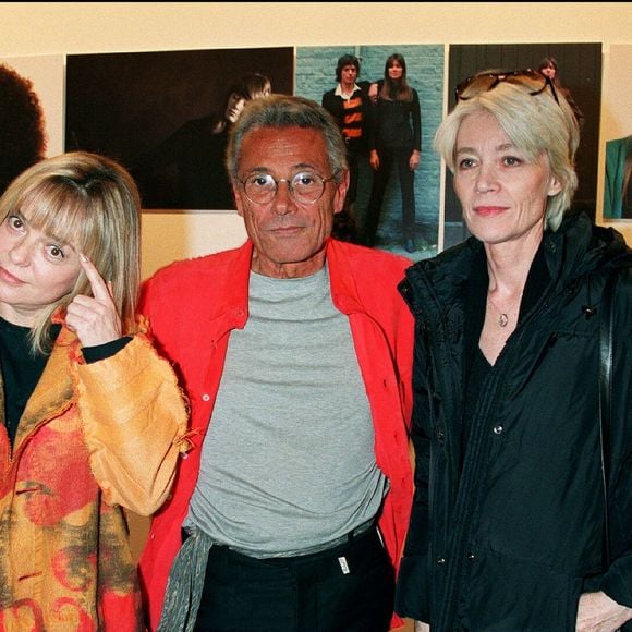 France Gall, Jean-Marie Périer et Françoise Hardy, lors d'une exposition de photographies à l'hôtel de ville de Paris, le 19 novembre 2002. OLIVIER BORDE / BESTIMAGE