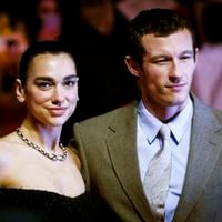 Dua Lipa et Callum Turner se sont dit oui ! La chanteuse a copié le look de mariée d'une autre personnalité