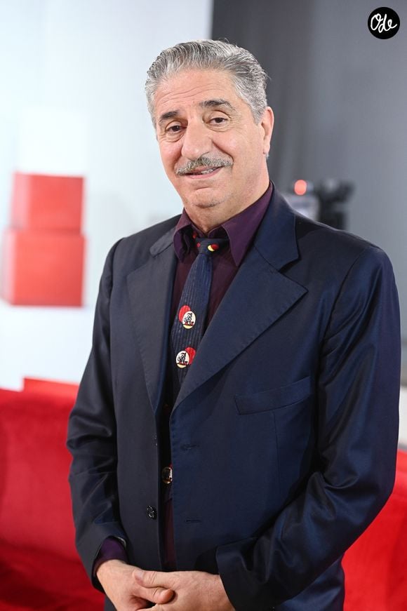 Simon Abkarian lors de l'enregistrement de l'émission Vivement dimanche édition spéciale intitulée 'Général de Gaulle' au studio Rive gauche, présentée par M.Drucker et diffusée le 11 octobre sur France 3, à Paris, France, le 30 septembre 2026. © Guillaume Gaffiot/Bestimage
