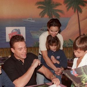 Jean-Claude Van Damme avec sa femme et ses enfants au Planet Hollywood de Cannes.