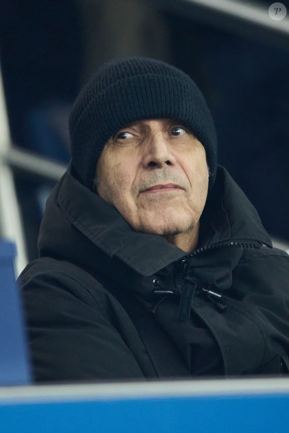 Julien Clerc et son fils Léonard dans les tribunes lors du match de Ligue Des Champions 2024-2025 (LDC) "PSG - Brest (7-0)" au Parc Des Princes, le 19 février 2025.
© Cyril Moreau/Bestimage