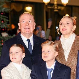 La Principauté de Monaco a inauguré les illuminations de Noël depuis la place du Casino.

Le prince Albert II de Monaco, la princesse Charlene et leurs enfants la princesse Gabriella et le prince héréditaire Jacques lancent les illuminations de Noël en Principauté, depuis la place du Casino à Monaco, le 29 novembre 2025. La famille princière est accompagnée par Stéphane Valéri, le président délégué de la Société des Bains de Mer de Monaco, et le ministre d'Etat de la Principauté, Christophe Mirmand. © Claudia Albuquerque/Bestimage