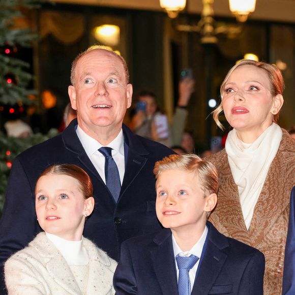 La Principauté de Monaco a inauguré les illuminations de Noël depuis la place du Casino.

Le prince Albert II de Monaco, la princesse Charlene et leurs enfants la princesse Gabriella et le prince héréditaire Jacques lancent les illuminations de Noël en Principauté, depuis la place du Casino à Monaco, le 29 novembre 2025. La famille princière est accompagnée par Stéphane Valéri, le président délégué de la Société des Bains de Mer de Monaco, et le ministre d'Etat de la Principauté, Christophe Mirmand. © Claudia Albuquerque/Bestimage