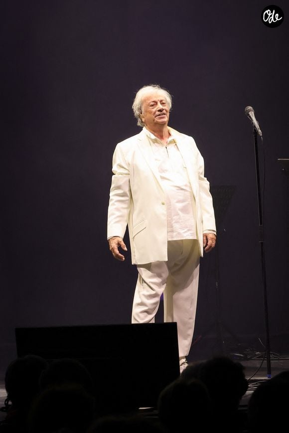 Pourtant, le jeune Hervé Vilard n'a pas pu profiter immédiatement de cette fortune inespérée. 

Exclusif - Hervé Vilard retrouve son public le temps d'un concert à la salle Pleyel à Paris avant de partir en tournée pour une cinquantaine de dates. Paris le 25 octobre 2026. © Jack Tribeca / Bestimage