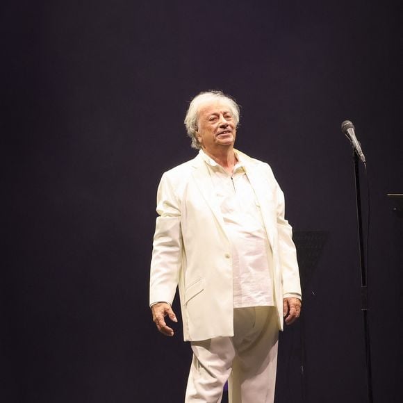 Pourtant, le jeune Hervé Vilard n'a pas pu profiter immédiatement de cette fortune inespérée. 

Exclusif - Hervé Vilard retrouve son public le temps d'un concert à la salle Pleyel à Paris avant de partir en tournée pour une cinquantaine de dates. Paris le 25 octobre 2026. © Jack Tribeca / Bestimage