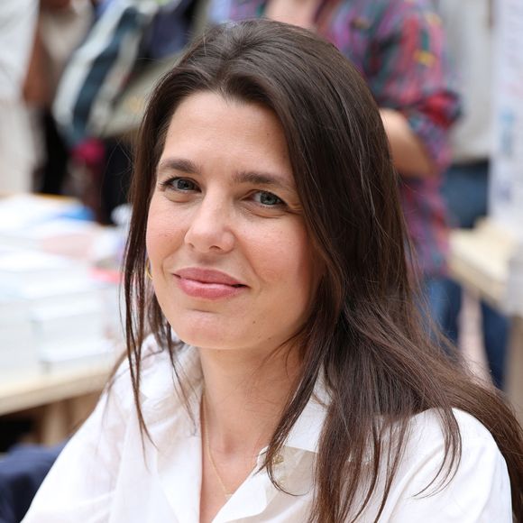 Charlotte Casiraghi assiste au 5ème festival du Livre de Paris au Grand Palais à Paris, France, le 17 avril 2026. Les 17, 18 et 19 avril 2026, le Festival du livre de Paris célébrera les livres et la lecture, sous toutes ses formes, pour tous les publics. © Denis Guignebourg/Bestimage