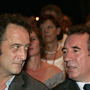 François Bayrou, candidat centriste malheureux à l'élection présidentielle française, s'entretient avec Vincent Lindon lors du lancement de la campagne parlementaire de son nouveau parti à Paris, en France, le 24 mai 2007. Photo de Corentin Fohlen/ABACAPRESS.COM
