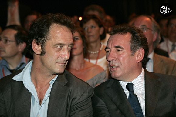 François Bayrou, candidat centriste malheureux à l'élection présidentielle française, s'entretient avec Vincent Lindon lors du lancement de la campagne parlementaire de son nouveau parti à Paris, en France, le 24 mai 2007. Photo de Corentin Fohlen/ABACAPRESS.COM