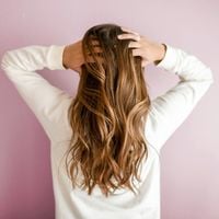 Felicitas Ordás, coiffeuse : "Utiliser un après-shampoing avant le shampoing est bénéfique pour les cheveux fins et les cheveux gras aux racines mais secs sur les longueurs"