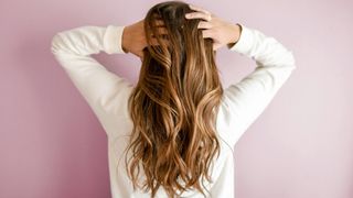 Felicitas Ordás, coiffeuse : "Utiliser un après-shampoing avant le shampoing est bénéfique pour les cheveux fins et les cheveux gras aux racines mais secs sur les longueurs"