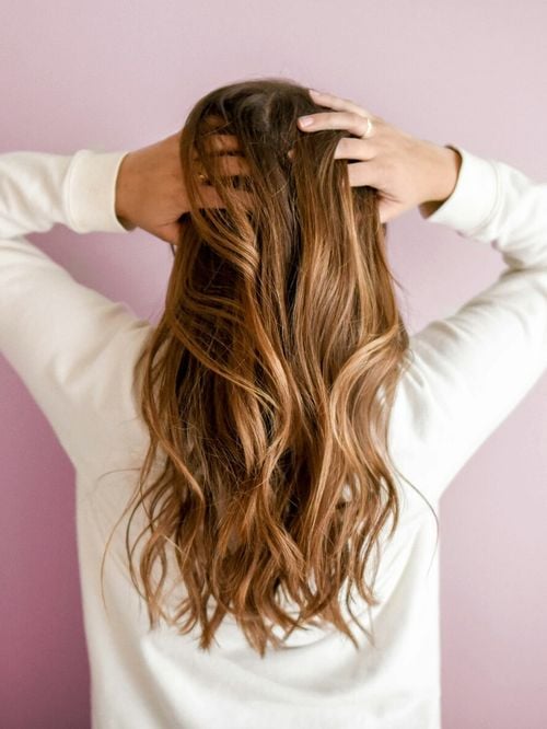 Felicitas Ordás, coiffeuse : "Utiliser un après-shampoing avant le shampoing est bénéfique pour les cheveux fins et les cheveux gras aux racines mais secs sur les longueurs"