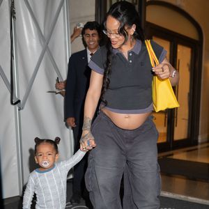 Rihanna et son fils Riot arrivent à l'hôtel Royal Monceau à Paris le 2 juillet 2025.

© Yehiel Chekroune / Bestimage