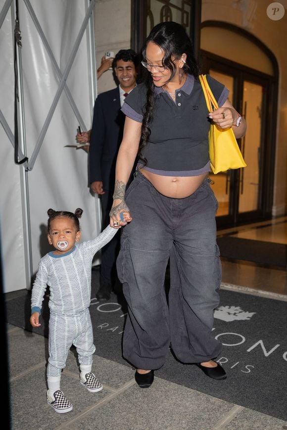 Rihanna et son fils Riot arrivent à l'hôtel Royal Monceau à Paris le 2 juillet 2025.

© Yehiel Chekroune / Bestimage
