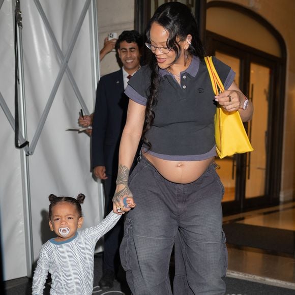 Rihanna et son fils Riot arrivent à l'hôtel Royal Monceau à Paris le 2 juillet 2025.

© Yehiel Chekroune / Bestimage