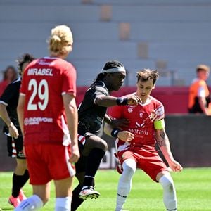 Louis Ducruet (président des Barbagiuans) lors du match de football caritatif au stade Louis II de Monaco opposant les Barbagiuans aux pilotes de l'équipe Nazionale Piloti dans le cadre de la "Racing Stars Football Cup" le 3 juin 2026.
Depuis 35 ans, des pilotes automobiles participent chaque année à un match de football caritatif organisé à Monaco. Ce " match des pilotes " a accueilli tous les plus grands de la Formule 1, y compris Michael Schumacher. En 2025, une nouvelle mouture a vu le jour, la Racing Stars Football Cup, sous la houlette de Louis Ducruet, le fils de la princesse Stéphanie. Ce 3 juin 2026, avait lieu la deuxième édition de l'événement caritatif, organisé au profit de deux associations.
Les fonds récoltés lors de l'événement seront reversés à deux associations. La première est " Mercy Ships ", qui déploie des navires-hôpitaux afin d'offrir des soins chirurgicaux gratuits en Afrique. La seconde association est " Les Soins de l'espoir ", qui est engagée auprès d'enfants et d'adultes défavorisés en Asie du Sud-Est, notamment au Vietnam.
Les Barbagiuans ont remporté le match 6 - 2

© Bruno Bebert / Bestimage