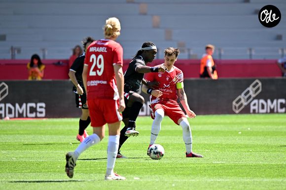 Louis Ducruet (président des Barbagiuans) lors du match de football caritatif au stade Louis II de Monaco opposant les Barbagiuans aux pilotes de l'équipe Nazionale Piloti dans le cadre de la "Racing Stars Football Cup" le 3 juin 2026.
Depuis 35 ans, des pilotes automobiles participent chaque année à un match de football caritatif organisé à Monaco. Ce " match des pilotes " a accueilli tous les plus grands de la Formule 1, y compris Michael Schumacher. En 2025, une nouvelle mouture a vu le jour, la Racing Stars Football Cup, sous la houlette de Louis Ducruet, le fils de la princesse Stéphanie. Ce 3 juin 2026, avait lieu la deuxième édition de l'événement caritatif, organisé au profit de deux associations.
Les fonds récoltés lors de l'événement seront reversés à deux associations. La première est " Mercy Ships ", qui déploie des navires-hôpitaux afin d'offrir des soins chirurgicaux gratuits en Afrique. La seconde association est " Les Soins de l'espoir ", qui est engagée auprès d'enfants et d'adultes défavorisés en Asie du Sud-Est, notamment au Vietnam.
Les Barbagiuans ont remporté le match 6 - 2

© Bruno Bebert / Bestimage