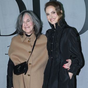 Natalie Portman, coiffée d'un chignon banane et dans une mini-robe noire, a pris la pose 
Natalie Portman et sa mère Shelley Stevens - Célébrités au Défilé de Mode Dior, Prêt-à-porter Automne / Hiver 2025-2026 dans le cadre de la Fashion Week de Paris, France, le 04 Mars 2025. 

© Bertrand Rindoff / Bestimage