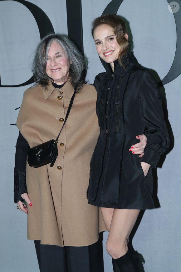 Natalie Portman, coiffée d'un chignon banane et dans une mini-robe noire, a pris la pose 
Natalie Portman et sa mère Shelley Stevens - Célébrités au Défilé de Mode Dior, Prêt-à-porter Automne / Hiver 2025-2026 dans le cadre de la Fashion Week de Paris, France, le 04 Mars 2025. 

© Bertrand Rindoff / Bestimage