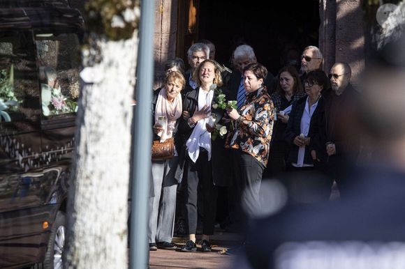 Le condamné devra notamment verser 2 500 euros à la mère de famille au titre du préjudice moral, ainsi que 3 000 euros pour couvrir ses frais de justice.

Fanny Groll, la mère de la défunte - Obsèques de Lina, l'adolescente de 15 ans disparue le 23 septembre 2023, en l'Eglise Saint-Arnould de Plaine, le 25 octobre 2024.  
© Elyxandro Cegarra / Panoramic / Bestimage