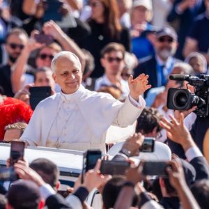 18 mai 2025, Vatican, Vatikanstadt : le nouveau pape Léon XIV arrive sur la place Saint-Pierre pour son investiture. L'Américain Robert Francis Prevost est le premier pontife originaire des États-Unis. Photo : Michael Kappeler/dpa/ABACAPRESS.COM