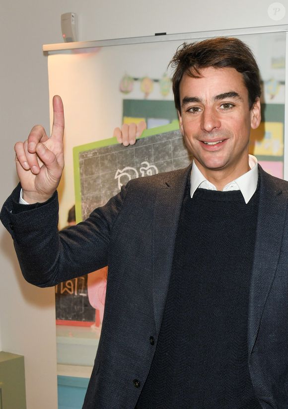 Julian Bugier lors de la clôture de l'opération "Levons le doigt pour l'éducation des filles" chez We Are à Paris 

© Coadic Guirec / Bestimage