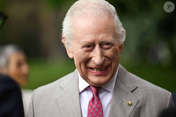 Le roi Charles et la reine Camilla viennent d'atterrir au Canada pour leur tournée royale.

Le roi Charles III d'Angleterre, plante un arbre dans les jardins de la Villa Wolkonsky à Rome, le 10 avril 2025.

Photo : Imago / PsnewZ / Bestimage